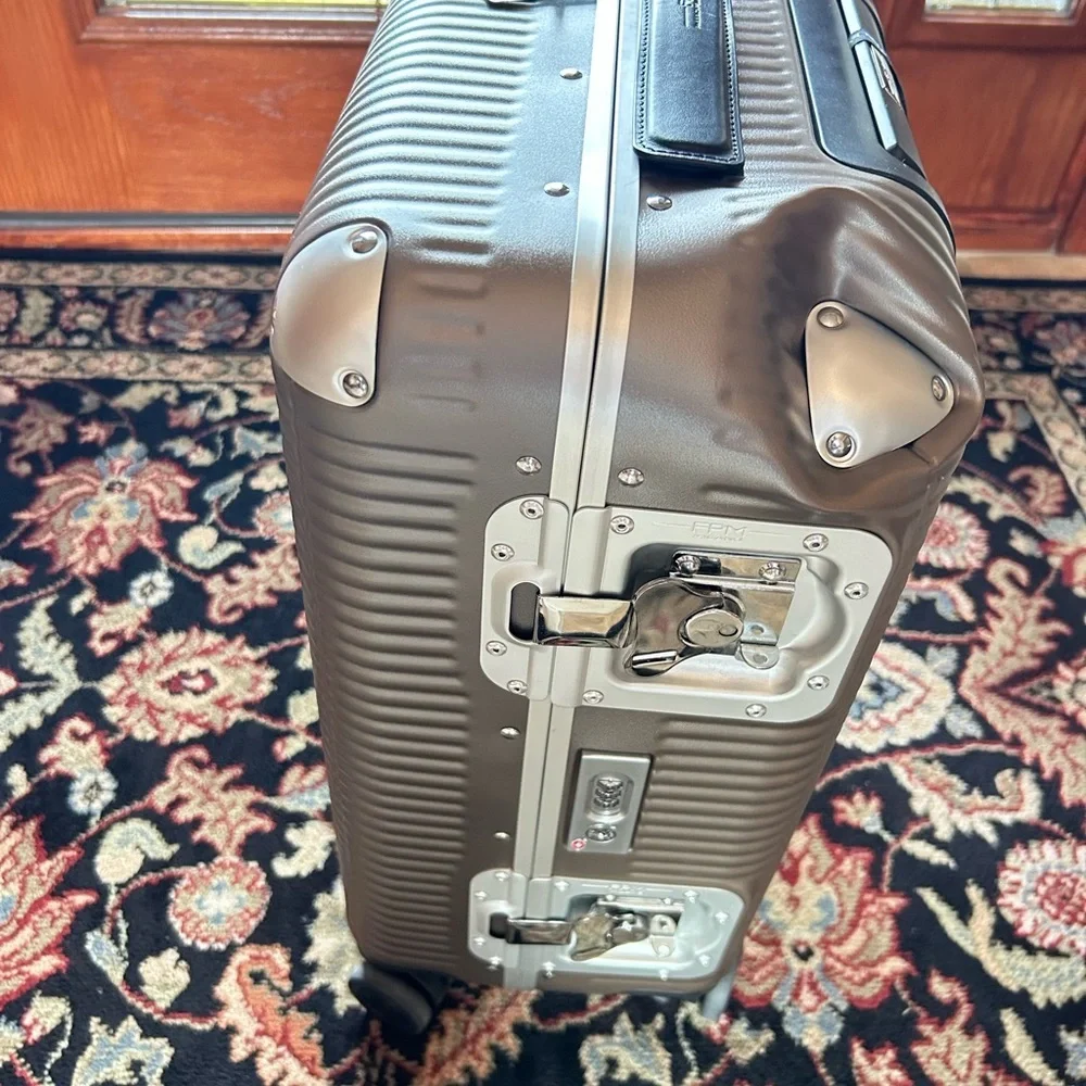 FPM  Milano light spinner suitcase made in Italy NWT